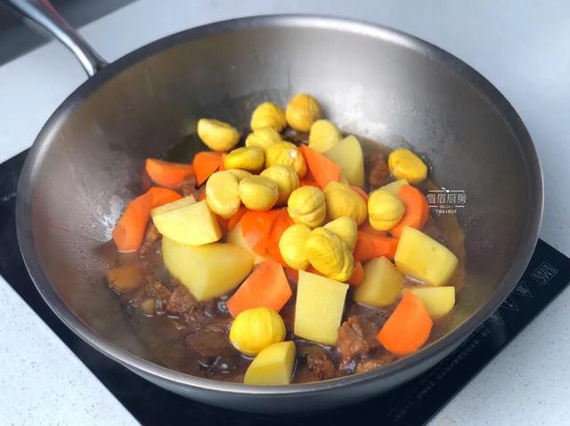 爆炸级好吃！一锅乱炖就搞定，有肉有菜有主食，简单到偷笑