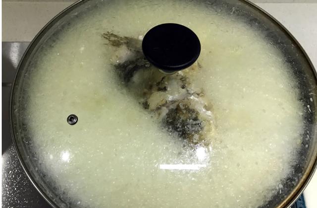 小雪后，白萝卜和它是绝配，焖15分钟就好，应季而食温暖过冬