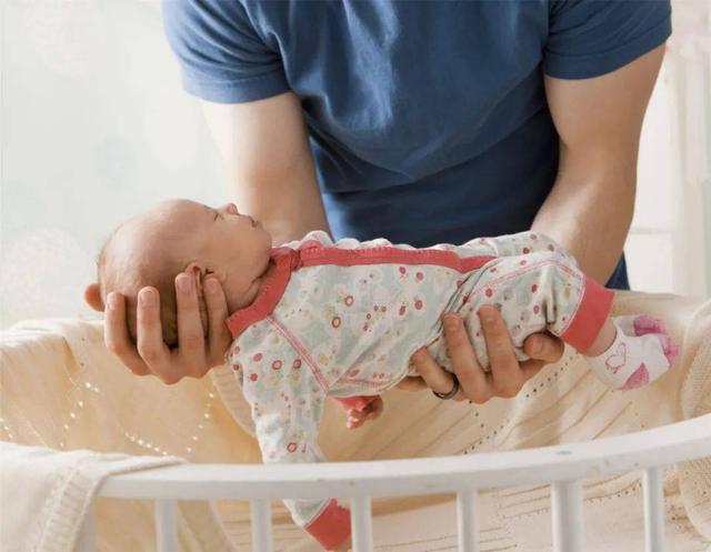 睡前抚摸宝宝这3个部位，不仅越睡越“香甜”，还能促进大脑发育