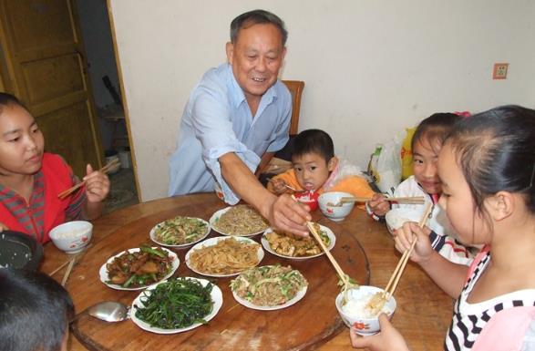 幸福的小调|孩子教养高低餐桌上见真章,这位妈妈“餐桌规距”,让娃备受夸赞