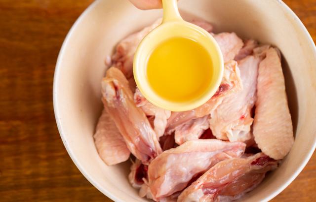 蜜汁小鸡翅，又一个好吃到嗦手指的鸡翅做法，比可乐鸡翅香多啦