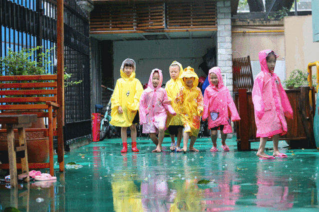 超级宝妈|谁说下雨天不能进行室外活动，这家幼儿园别出心裁做到了