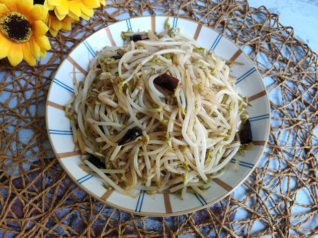 炒豆芽别只知道焯水，大厨教你一个妙招，豆芽不出水、脆爽又入味