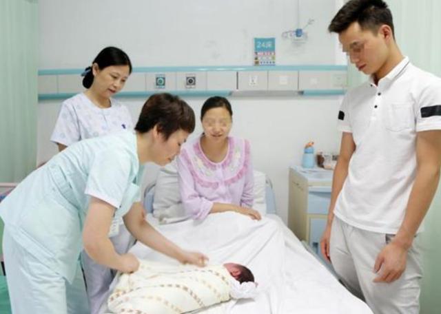 「你的育儿经」“我特羡慕你”，同住一个病房，穷孕妇和富孕妇的待遇，惹人唏嘘