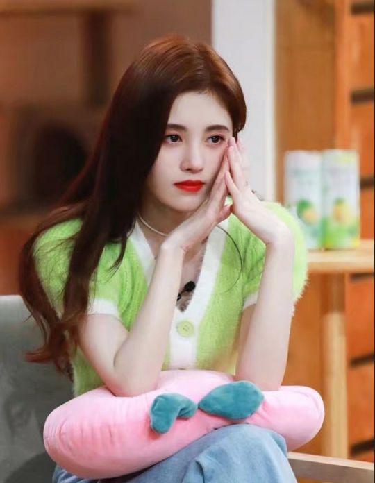 故事没我|鞠婧祎和关晓彤，相差13cm，同穿牛油果绿造型，输了身高不输气质