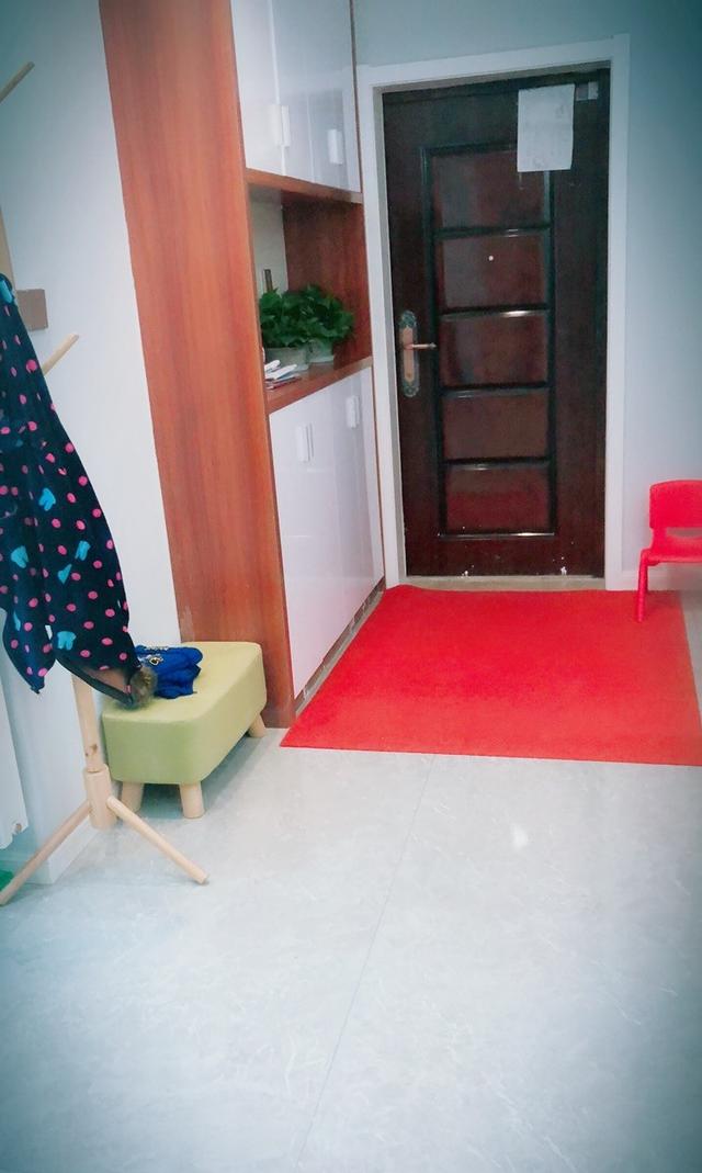 简约装修的新房完工，入户就被吸引了，玄关鞋柜超大气实用