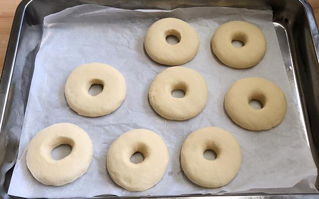 第一次这样做甜甜圈，色泽金黄，外酥内软，做法简单，无需烤箱
