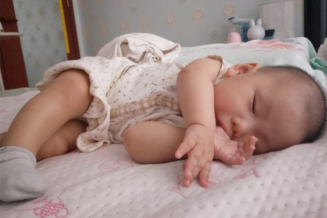 你的育儿经：新生儿出生为什么有的睁眼、有的闭眼？视力发育时间轴，了解一下