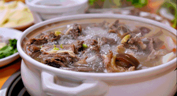 红烧羊肉、涮羊肉、火腿、桃胶、核桃粉……冬季滋补来黄浦就“购”了