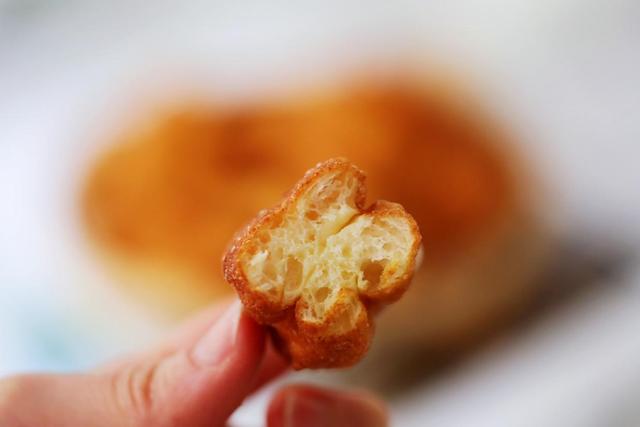 分享迷你小油条的做法，香酥可口，老少皆宜，做法超简单，一起学