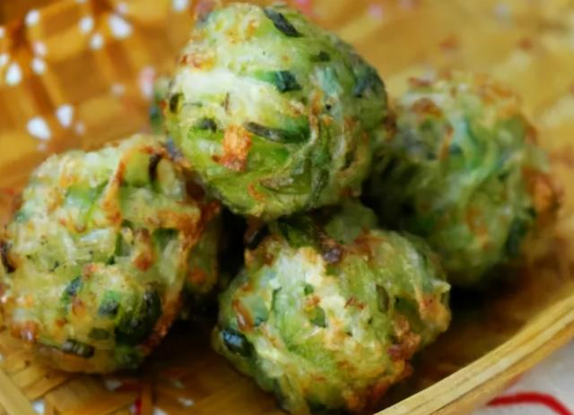 炸萝卜丸子，加面粉还是淀粉？都不对，教你做法，外酥里嫩不回软