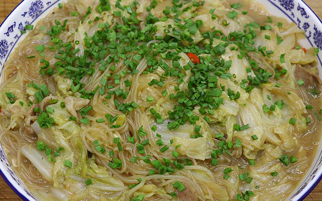 天越冷越爱一锅白菜猪肉炖粉条，有荤有素，热气腾腾，简单又家常