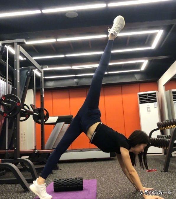 金晨为选秀疯狂健身，当她摆出一字马后，网友：这腿是开挂了吗？|fun娱乐