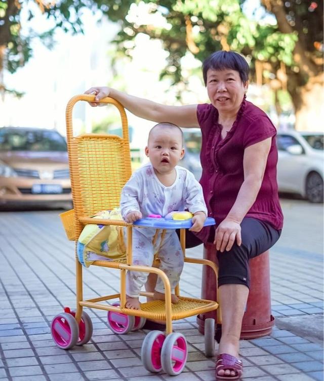 【超级宝妈】为什么你的孩子，却不跟你亲？专家：要做到这些，光给钱可不行