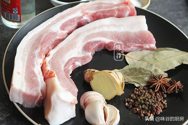 腌腊肉时，不要只会加盐，教你正确做法，咸香入味，放一年不坏