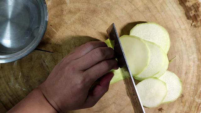 香炸素萝卜丸子这样才最酥脆好吃，不加水不回软，外焦里嫩不油腻