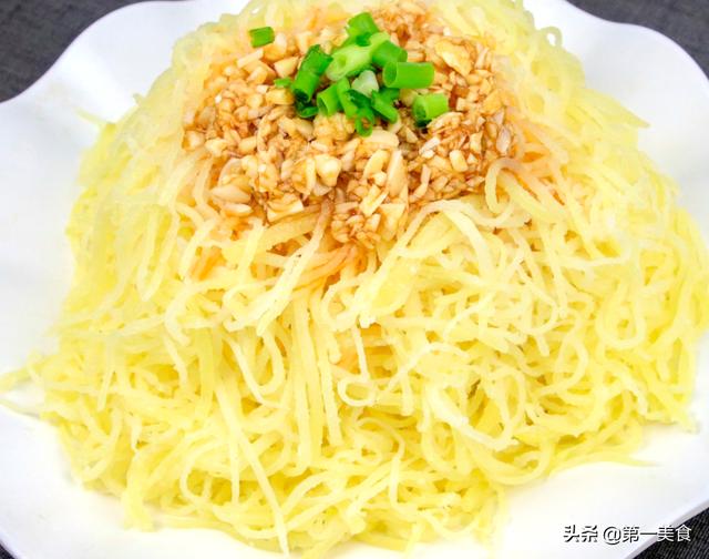 土豆丝到底怎么做才好吃？河南人冬天时就爱简单蒸一蒸