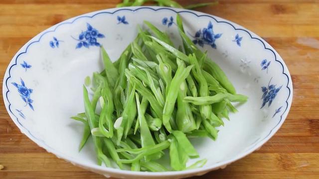 香菇和四季豆一起做，居然这么好吃，美味解馋，上桌全家抢着吃