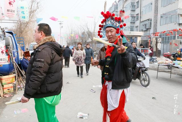 「世界那么大」古镇的古树都长到古宅的房间里了 奇怪的是却名不见经传