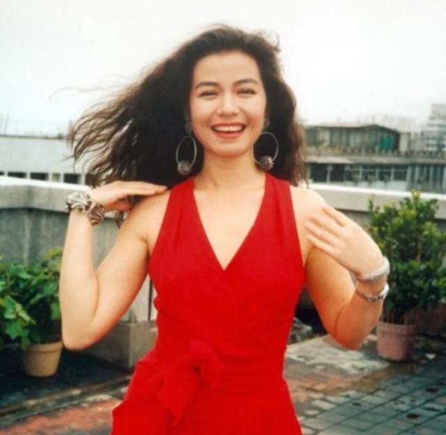 资讯早知道@红人馆 | 赵丽颖的头只有你的口罩一半大