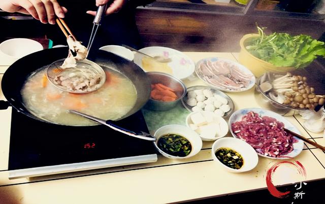 在家吃火锅，一家3口花了300多，洗碗时扎心了：不如去火锅店