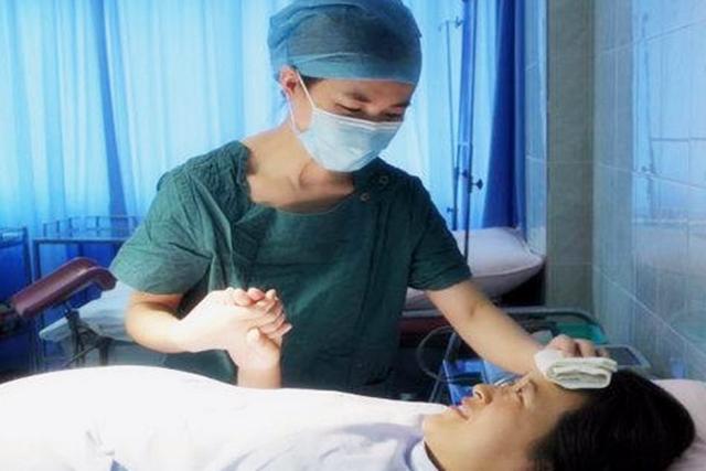 你的育儿经|产妇刚躺上产床不到5分钟，孩子就“光速”出生，医生：不是好事