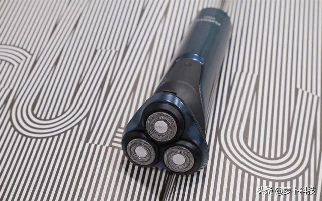 片刻提升型男属性，用飞科FS901剃须刀一刮即净