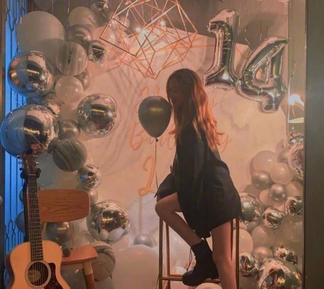 王菲庆李嫣14岁生日,母女同框似姐妹,李嫣竟用妈妈表情包手机壳|电影工厂