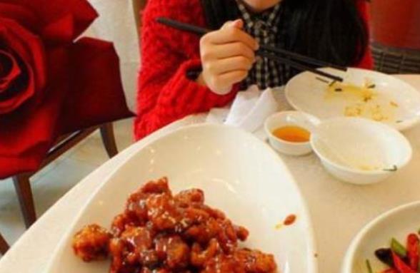 幸福的小调|孩子教养高低餐桌上见真章,这位妈妈“餐桌规距”,让娃备受夸赞