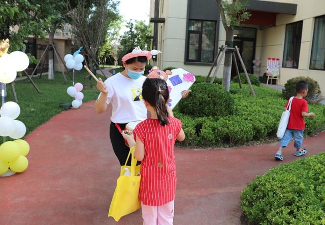 超级宝妈|击鼓庆祝、和“平安果”合影，金色悦城幼儿园孩子开学入园惊喜多