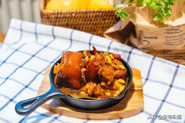 黄豆炖猪脚，软糯香甜，满满胶原蛋白，美容养颜又美味，做法简单