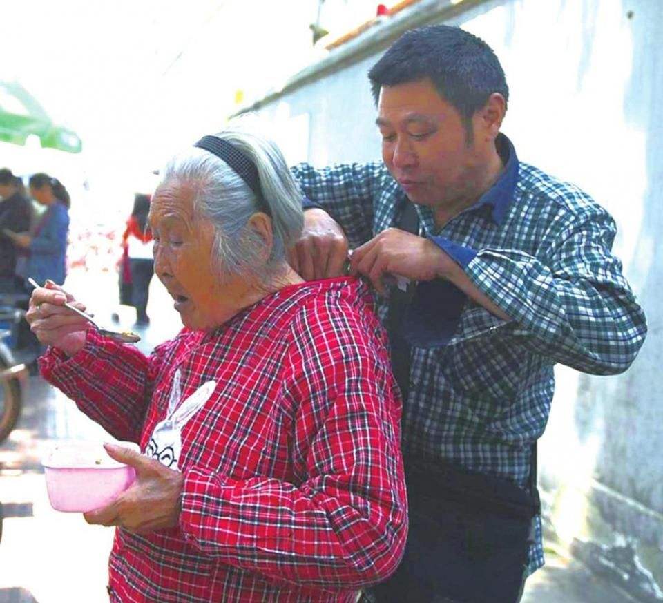 看电视|92岁“女儿奴”包饺子，72岁女儿躺看电视，有妈的孩子是个宝