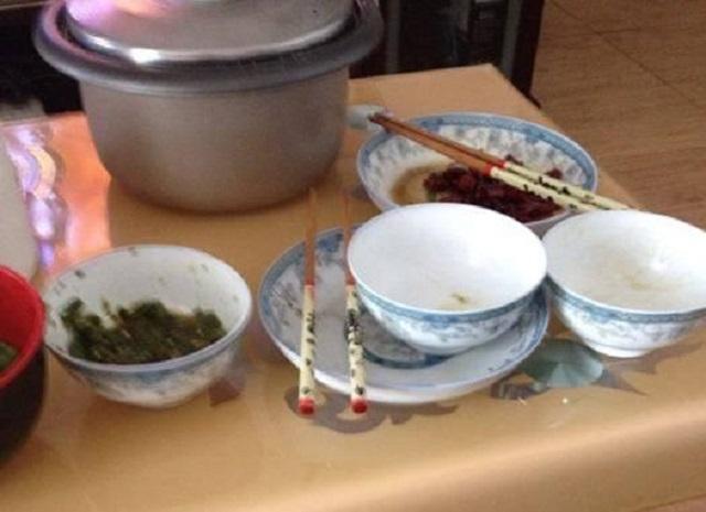 你的育儿经|全职妈妈做完晚饭忙喂娃，刚想上桌吃饭，结果婆婆却收走全部碗筷