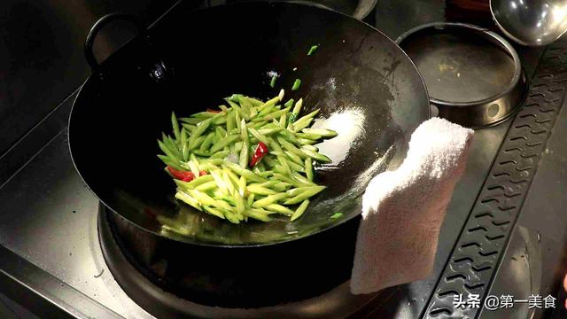 食材|黄瓜炒着吃更鲜嫩，厨师长分享黄瓜炒鸡蛋的家常做法，清淡少油