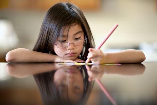 『超级宝妈』孩子左撇子应该纠正吗？先看看这几方面的优势，父母们再做决定