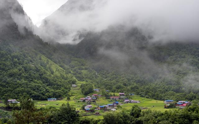 旅行百事通:中国最后一块陆路孤岛,“野人”频繁出入,神秘种族至今是谜