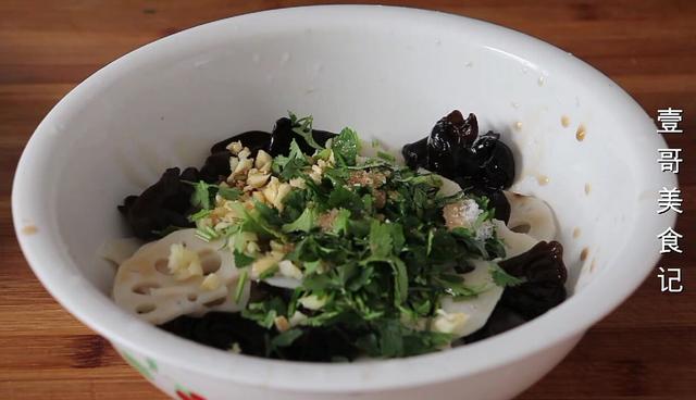 以后莲藕就这样做，加一把黑木耳，比吃肉还香，开胃下饭又解馋