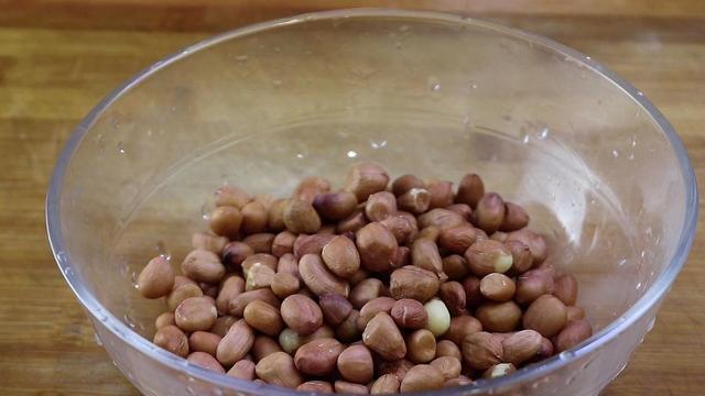 炸花生米，很多人一下锅就错，大厨教你这技巧，花生酥脆不焦