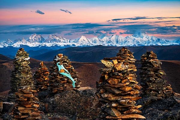 #旅行百事通#夕阳映照下的贡嘎山,让人在净化之中升华灵魂