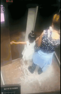 你的育儿经|危险！2岁女孩因它被悬空挂在电梯门上！快收下这份乘梯安全指南@所有家长