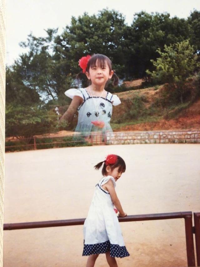 「中国青年网」从小美到大！童瑶分享儿时照片头戴红花扮靓俏皮十足