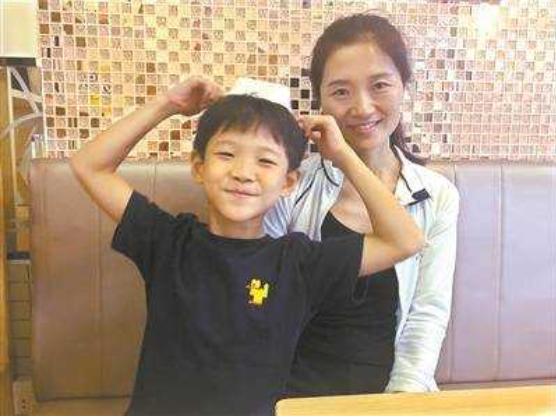 【超级宝妈】7岁男孩做“科学实验”走红,他妈妈的教育方式,堪称“教科书”