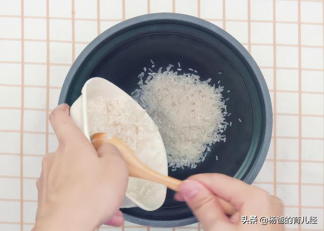 孩子爱吃的腊肉鲜蔬焖饭，鲜香营养，简单好吃，解馋的主食美味