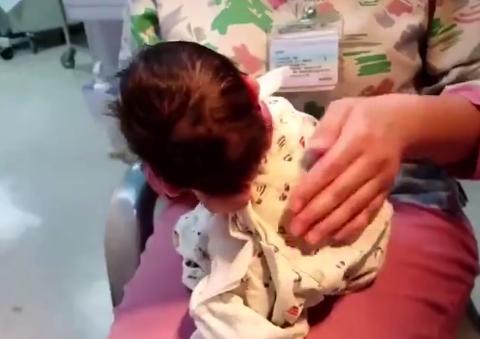 你的育儿经@宝宝吐奶“抱起拍拍就行”?没那么简单,没点护理常识可不敢乱拍