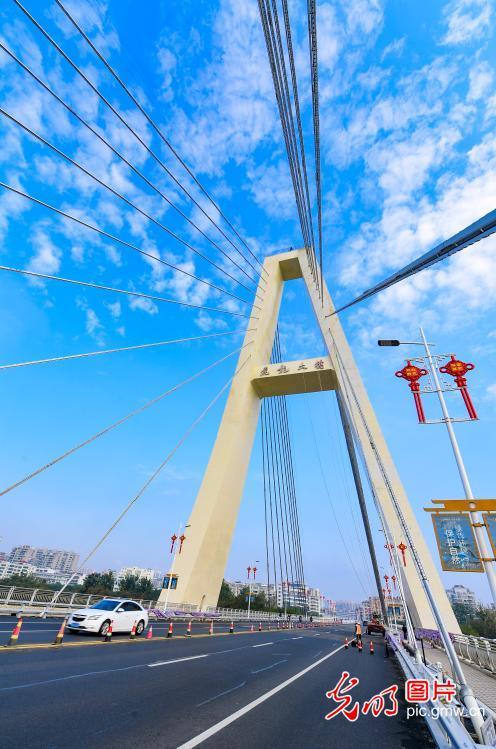2021年11月18日,在江西省赣州市章贡区飞龙大桥上,施工人员正在紧张