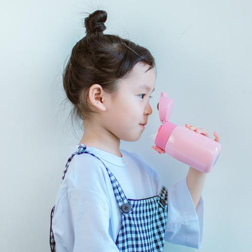 【你的育儿经】一岁半还用奶瓶喝水？当心造成口腔变形！水杯选购指南在这里