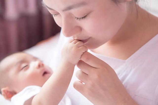 你的育儿经|一岁以内的宝宝，有时有这3个＂烦人举动＂，其实是孩子在变聪明