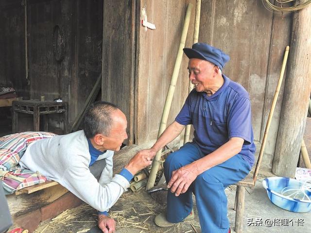 他是一个生意人，为了帮助一对父女，一个骗局他演了35年