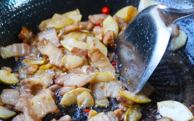 云南这木瓜，6块钱一斤，遇见多买几个，能生吃能做菜，酸甜爽脆