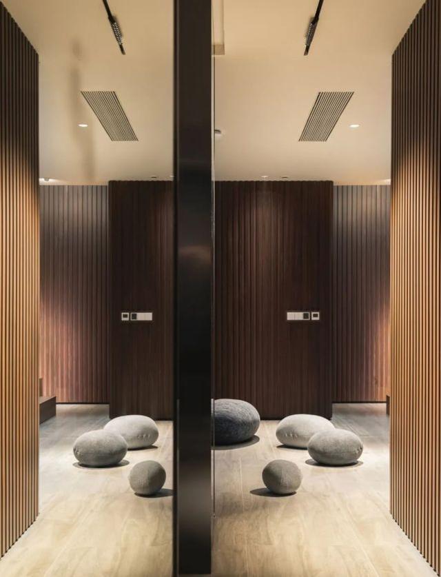 下沉式客厅+小花园，这个300㎡复式的家太治愈了吧